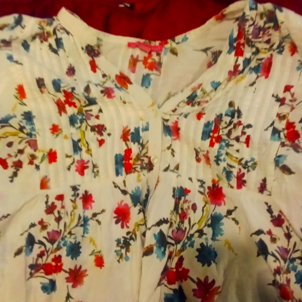 2X white floral blouse don't know the brand